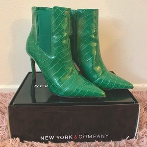 9.5 WOMENS NEWYORK & COMPANY GREEN SNAKE SKIN BOOTS